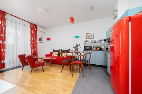 Kitchen or kitchenette, Seating area, Dining area, stove
