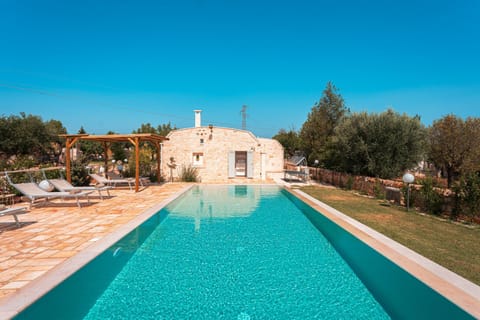 Swimming pool, sunbed