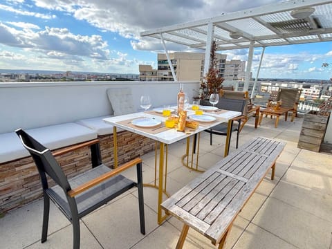 Patio, Day, View (from property/room), Balcony/Terrace, Living room, Seating area, Dining area, City view