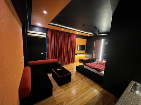 Bed, TV and multimedia, Photo of the whole room, Bedroom