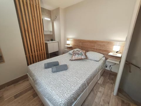 Bed, Bathroom, Photo of the whole room, Bedroom, towels
