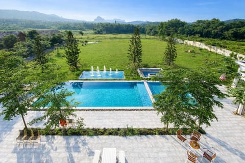 Day, Pool view