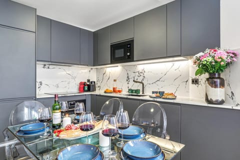 Kitchen or kitchenette, Dining area, stove