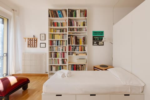 Bed, Library, Photo of the whole room, Bedroom, internet
