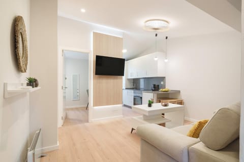 TV and multimedia, Kitchen or kitchenette, Living room, Seating area, oven