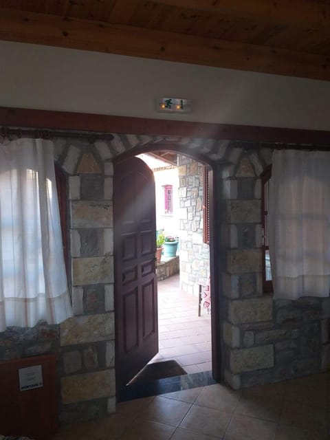 Ξενώνας questhouse Electra isari Bed and Breakfast in Messenia