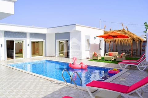 Pool view, Swimming pool, sunbed