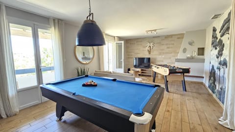 Communal lounge/ TV room, Billiard, Game Room, TV and multimedia, Living room, Seating area