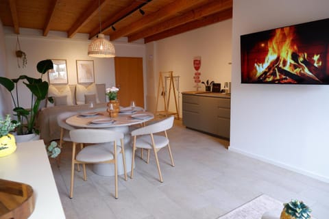 TV and multimedia, Coffee/tea facilities, Food, minibar