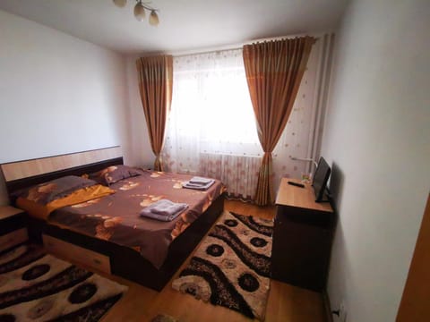 Bed, TV and multimedia, Seating area, Bedroom, towels, wardrobe