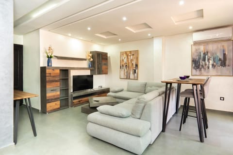 Communal lounge/ TV room, TV and multimedia, Kitchen or kitchenette, Living room, Seating area, Dining area