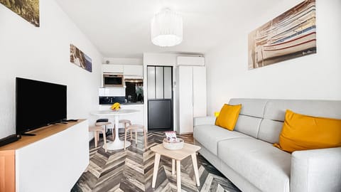 TV and multimedia, Kitchen or kitchenette, Living room, Dining area