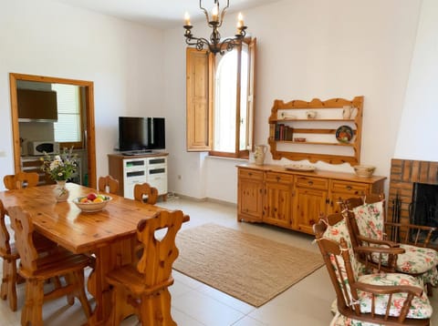 Communal lounge/ TV room, TV and multimedia, Kitchen or kitchenette, Living room, Seating area, Dining area, Evening entertainment