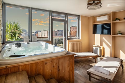 Hot Tub, Swimming pool
