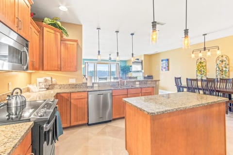 Family-Friendly Lakefront Condo in WI Dells Apartment in Lake Delton