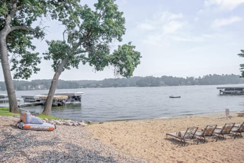 Family-Friendly Lakefront Condo in WI Dells Apartment in Lake Delton