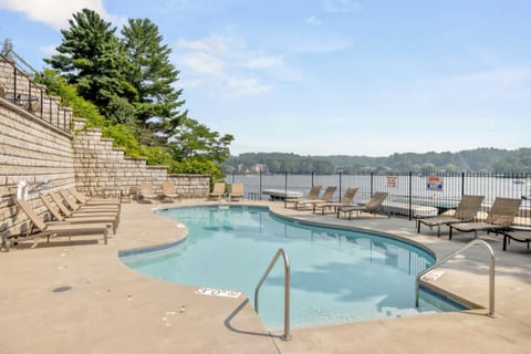 Luxury Lakefront Condo in Wisconsin Dells Apartment in Lake Delton