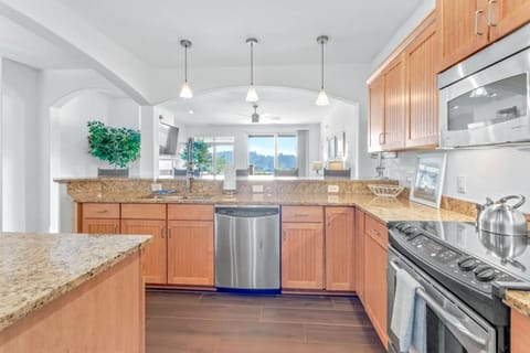 Luxury Lakefront Condo in Wisconsin Dells Apartment in Lake Delton