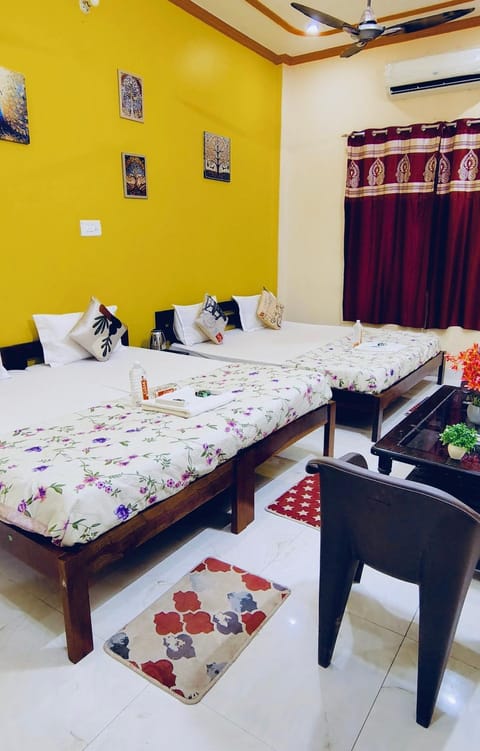 Bed, Photo of the whole room, Seating area, Bedroom, air conditioner