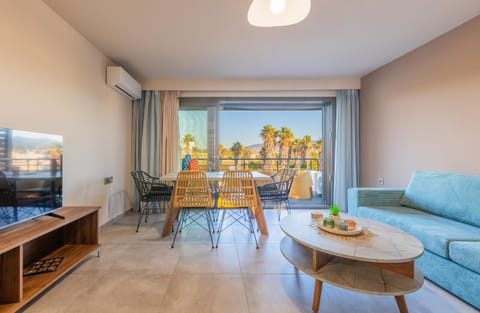 TV and multimedia, Living room, Seating area, Dining area, air conditioner