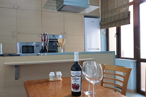 Kitchen or kitchenette, Dining area, Drinks, Alcoholic drinks, oven, pet friendly, stove
