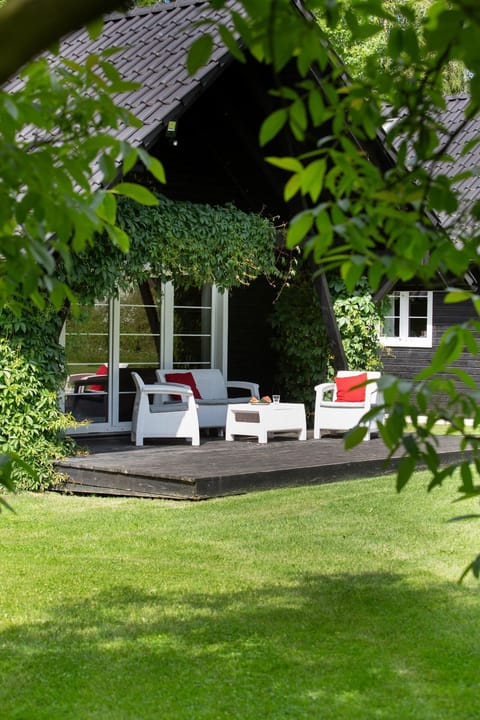 Property building, Spring, Day, Garden, View (from property/room), Balcony/Terrace, Garden view