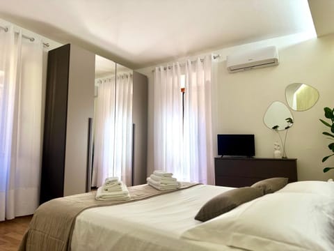 TV and multimedia, Photo of the whole room, Bedroom, air conditioner