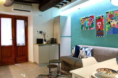 Coffee/tea facilities, Seating area, Dining area