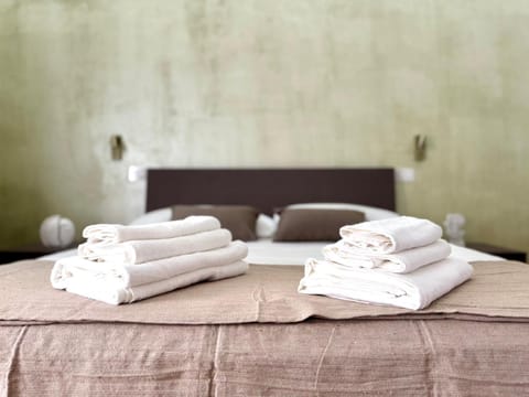 Photo of the whole room, Bedroom, towels