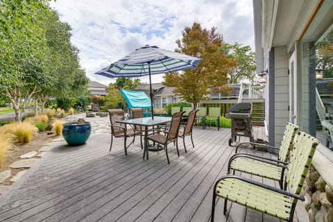 Steps to Beach Home with Hot Tub in Oak Harbor! House in Oak Harbor