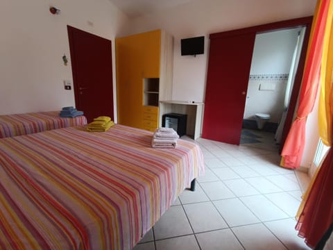TV and multimedia, Photo of the whole room, minibar, towels, wardrobe