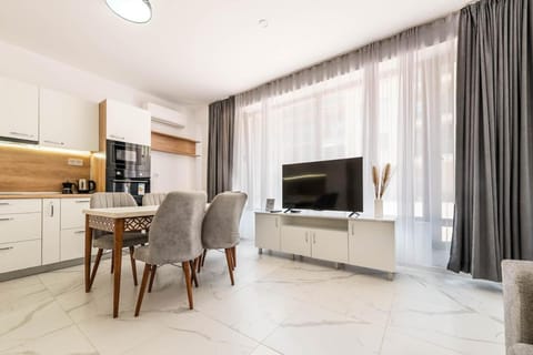 TV and multimedia, Living room, Seating area, Dining area
