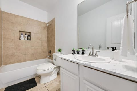 Tranquil 3BR I Free Parking I Workspace House in Grand Prairie