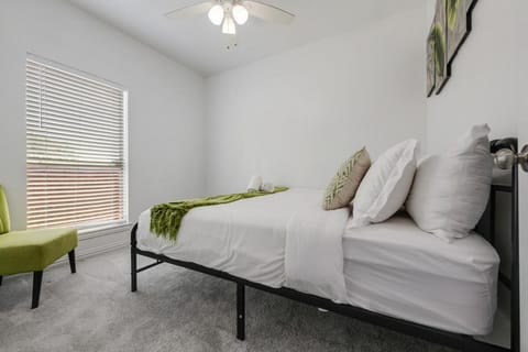 Tranquil 3BR I Free Parking I Workspace House in Grand Prairie