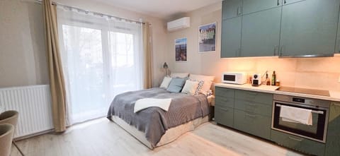 Bed, Kitchen or kitchenette, Photo of the whole room, Bedroom, oven, pet friendly, stove