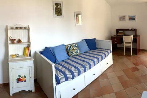 Bed, Living room