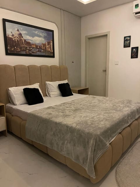 Bed, Bathroom, Photo of the whole room, Seating area, Bedroom