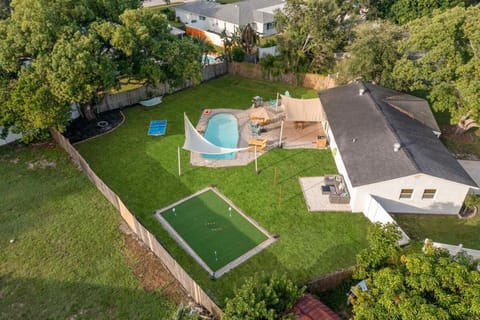 Property building, Day, Natural landscape, Bird's eye view, Garden, Garden view, Pool view, Swimming pool