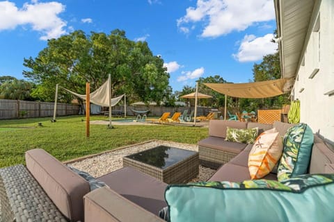 Green Oasis - Heated Pool, Mini-Golf, Ping Pong, 13 min Beach House in Pinellas Park