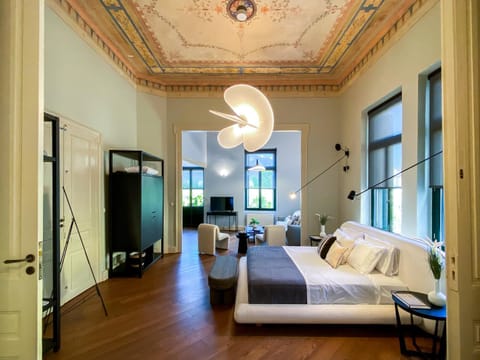 Bed, Seating area, Bedroom
