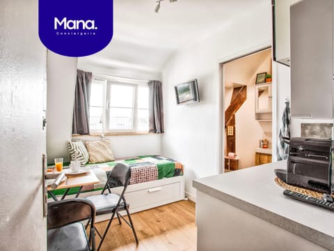 Bed, Kitchen or kitchenette, Seating area, Bedroom
