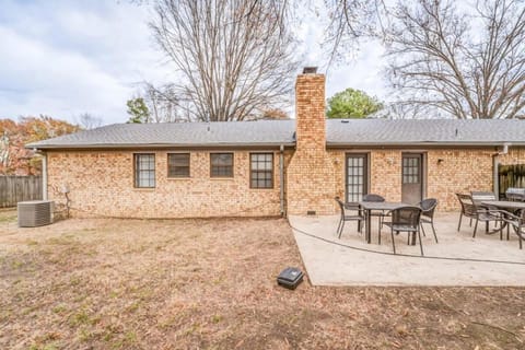 Property building, Patio, Spring, Day, Dining area