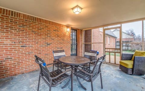 Facade/entrance, Day, Balcony/Terrace, Dining area