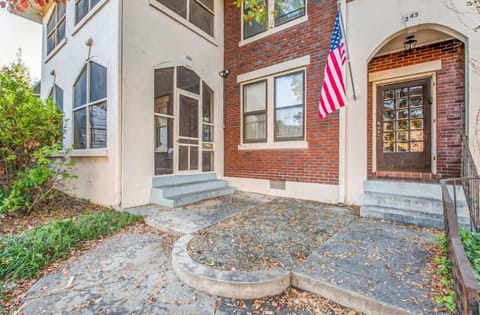 Property building, Facade/entrance, Day