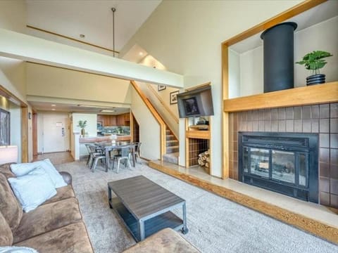 1-Bedroom plus Loft at The Pines with Forest Views, No Cleaning Fees, Kids Ski Free condo Apartment in Keystone