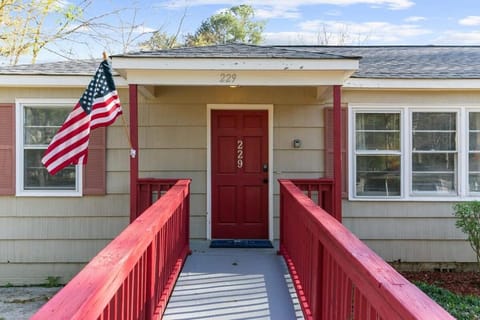 Property building, Facade/entrance, Day