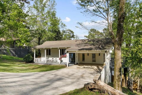 Property building, Facade/entrance, Day