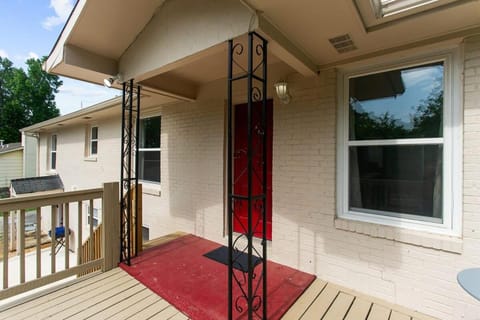 Property building, Day, Balcony/Terrace