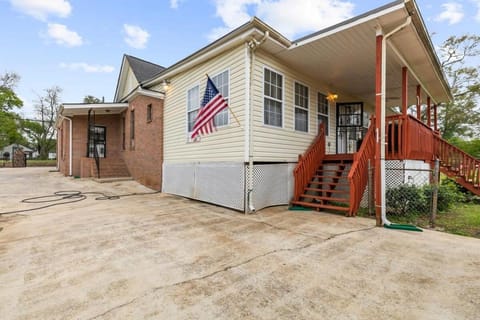 Property building, Facade/entrance, Day