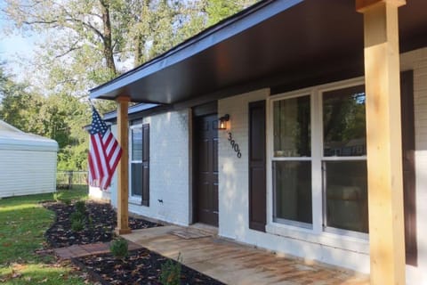 Property building, Facade/entrance, Day